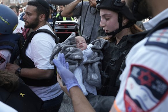 Um bebê foi anulado pela situação ou pela greve de mísseis do Irã em Ramat Gan, Israel.