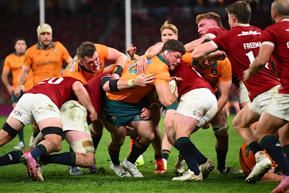 The comeback: Carlo Tizzano scores a try.