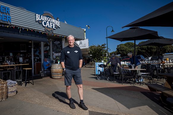 O proprietário do Blairgowrie Caf, Daryl Ferguson, que afirma que dirigir é a única opção viável para os moradores que viajam para outro lugar a trabalho.