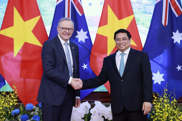 Australian Prime Minister Anthony Albanese and Vietnamese Prime Minister Pham Minh Chinh shake hands in Hanoi.