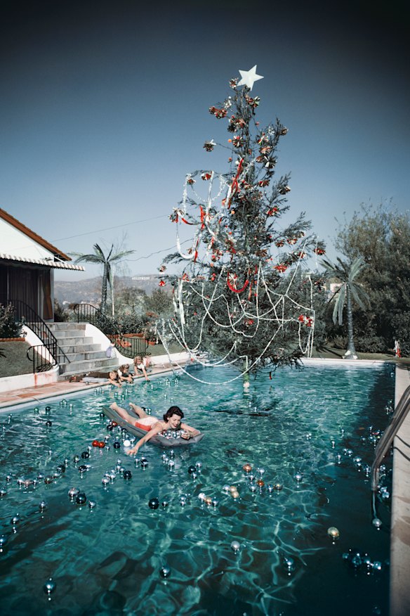 Nem tudo foi como parecia no Christmas Swim de Slim Aarons.