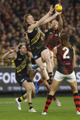 Jack Riewoldt attempts to mark the ball.