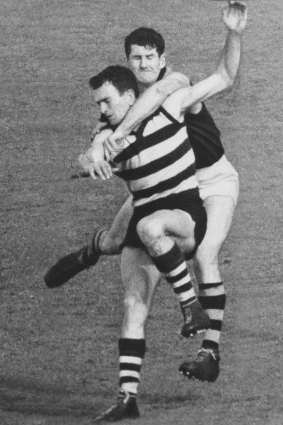 Paddy Guinane gets to grips with Geelong's Geoff Ainsworth during the 1967 grand final.