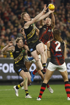 Jack Riewoldt attempts to mark the ball.