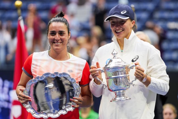 World No.1 Iga Swiatek (right) and Tunisia’s Ons Jabeur after the 2022 US Open women’s final. 