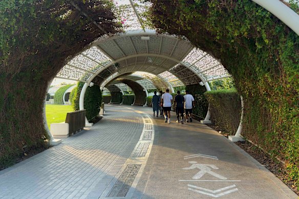 A trilha ao ar livre com ar condicionado mais longa do mundo no Parque Umm Al Seneem em Doha