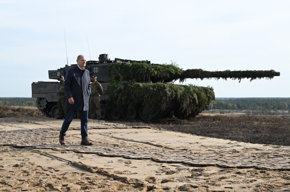 German Chancellor Olaf Scholz with a Leopard 2 tank 