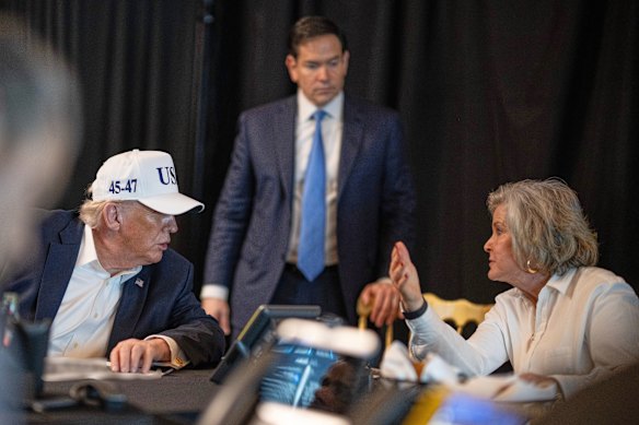 الرئيس الأمريكي دونالد ترامب يتحدث مع رئيس موظفي البيت الأبيض سوزي ويليس بينما يستمع وزير الخارجية ماركو روبيو في مار آلاجو أثناء عملية الغضب الملحمية في 28 فبراير 2026.