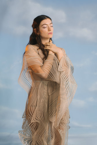 Lorde links sounds to colours in her mind. She says Solar Power has âlots of golds and yellows and oranges and brownsâ.