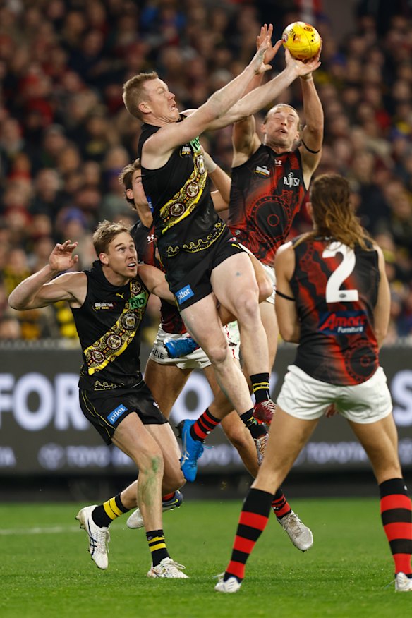 Jack Riewoldt attempts to mark the ball.