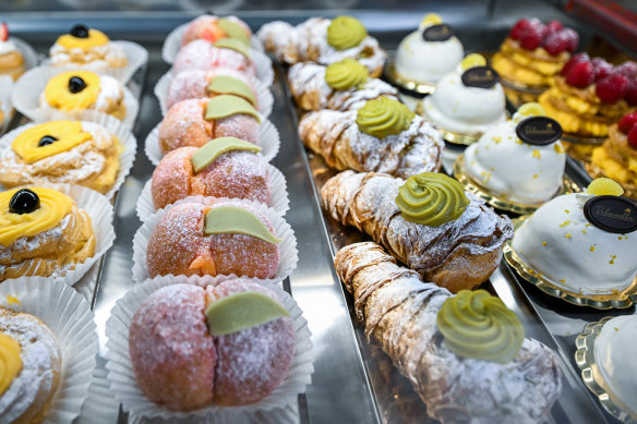 Pastries including sfogliatella (third row from left).