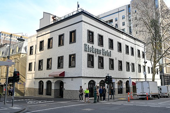 O Hickens Hotel, com capacidade para 1.110 pessoas, está distribuído por quatro níveis.