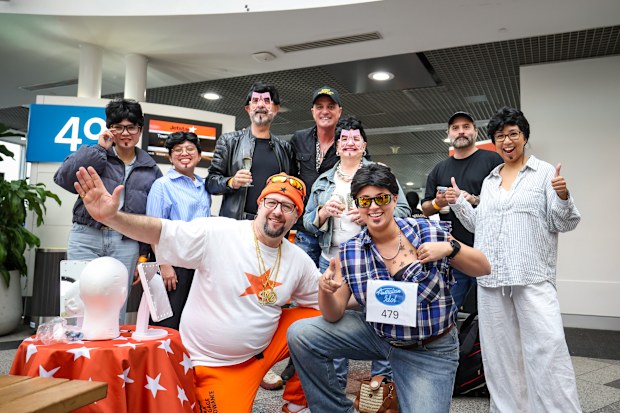 Shannon Noll impersonators at the Jetstar flight