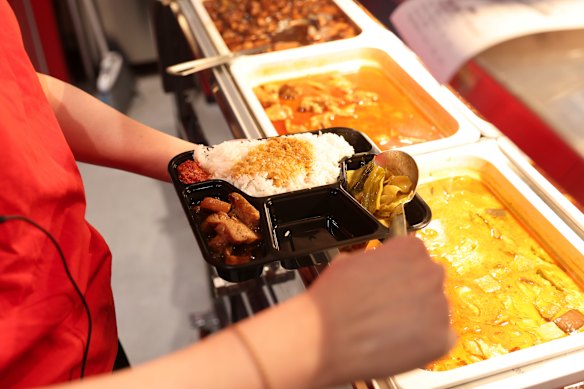 Load up a tray from the bain marie at Da Bao.