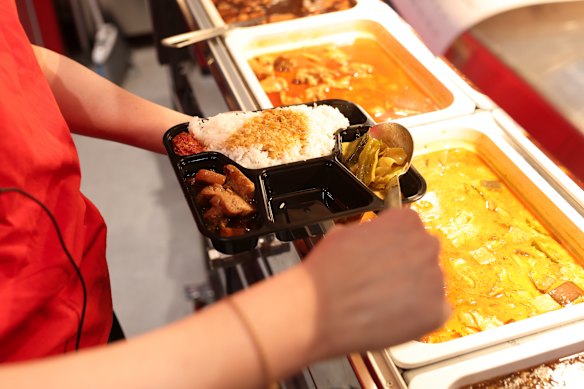 Load up a tray from the bain marie at Da Bao.