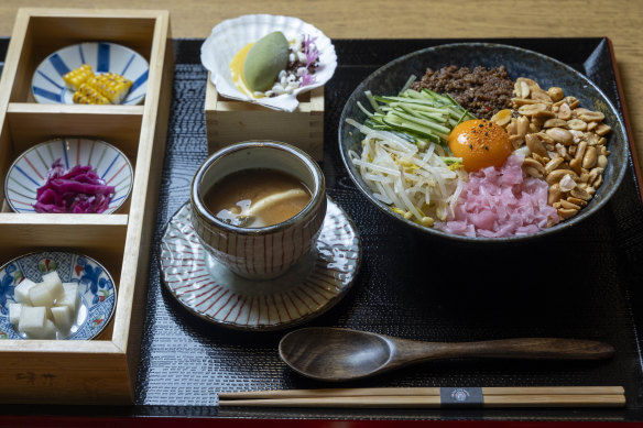 Cold tantan udon set.