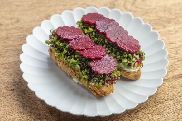 Goat’s cheese and beetroot team up in a savoury eclair.