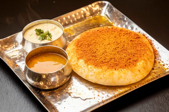 Ruchi Ghee Pudi Thatte Idli: fluffy steamed rice pancake with chutneys.