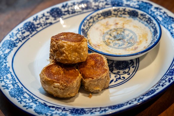 Crab hoi jor (tofu skin rolls filled with crab and pork mince).