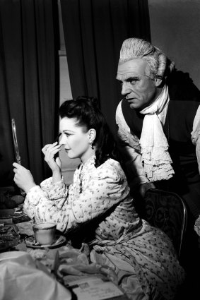 Sir Laurence Olivier and Lady Olivier - Vivien Leigh - backstage at the Tivoli on July 1, 1948.