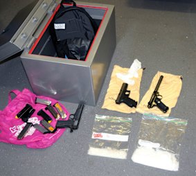 Armas curtas e drogas apreendidas na operação Eligo.