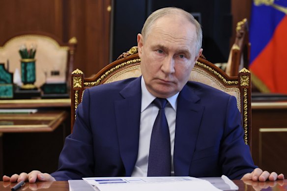 O presidente russo Vladimir Putin participa de uma reunião sobre questões sociais no Kremlin, em Moscou, na segunda -feira.