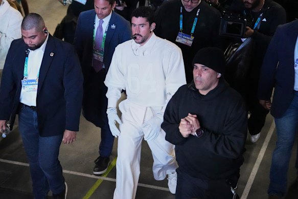 Bad Bunny entra em campo para o show. 