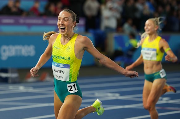 An elated Rose Davies wins gold in the 5000m at the Commonwealth Games ahead of Jess Hull in Glasgow.