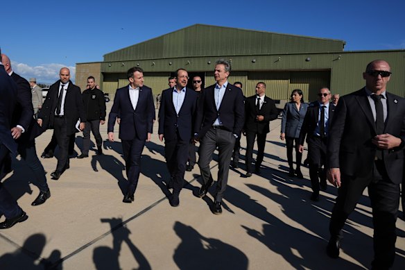 الرئيس الفرنسي إيمانويل ماكرون، على اليسار، ورئيس قبرص نيكوس كريستودوليدس، في الوسط، ورئيس الوزراء اليوناني كيرياكوس ميتسوتاكيس.