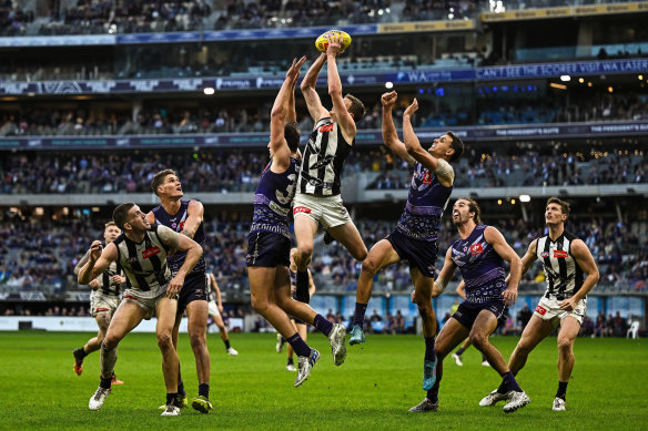 Will Hoskin-Elliott marks in Collingwood’s win over Fremantle.