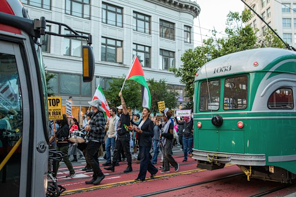 في سان فرانسيسكو، يهتف المحتجون بشعارات مناهضة للحرب. 