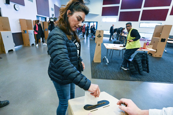 Senator Lidia Thorpe casts her vote. 