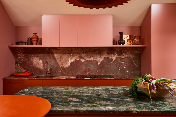 2025 Dulux Colour Awards finalist WOWOWA, based in Melbourne, leans into the rich colour of the stone benchtop and splashback.