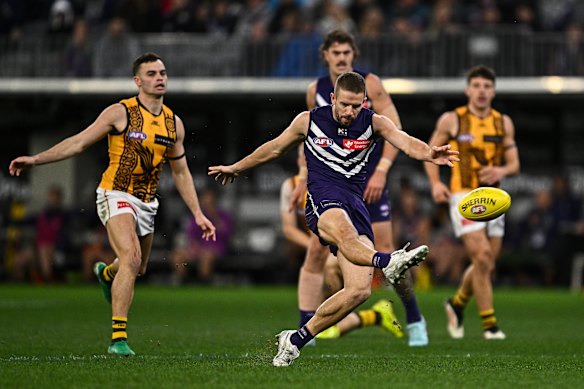 Switkowski swoops as Dockers over-run Hawks in Perth