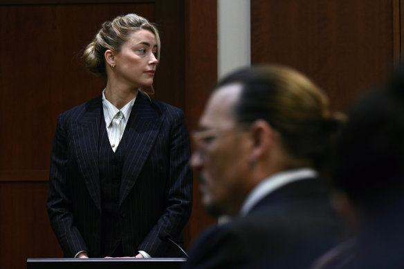 Actors Amber Heard and Johnny Depp, watch the jury arrive.