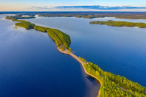 Scenic drive north … lake-flanked Pulkkilanharju Ridge.