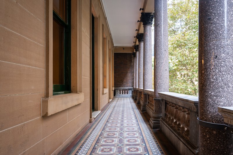 The club takes its name from the building’s colonnaded facade.