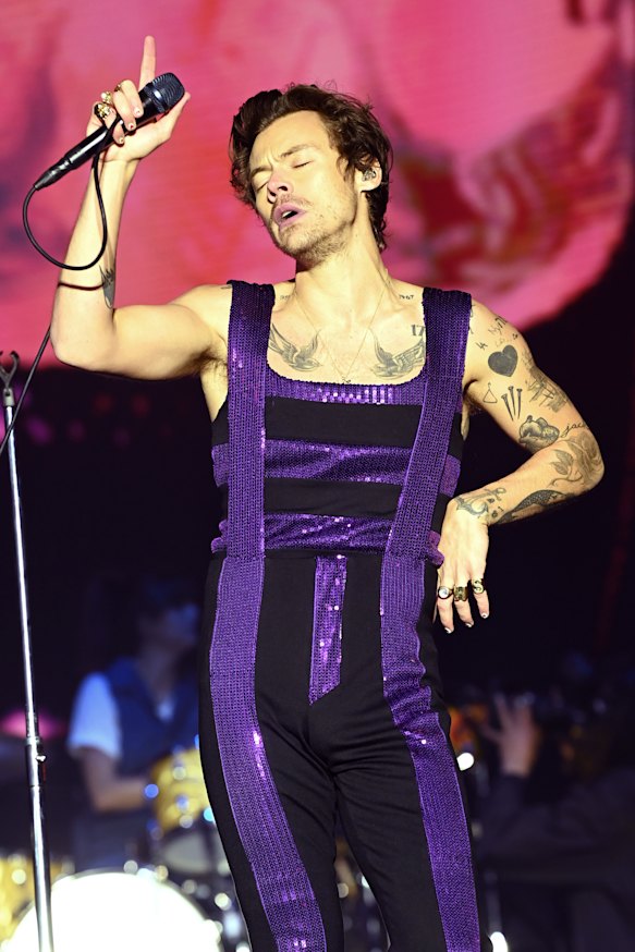 Roz describes her personal style as “relaxed”, but admires the fashion choices of singer Harry Styles.