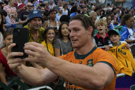 Michael Hooper takes a selfie with fans at the Hong Kong sevens.