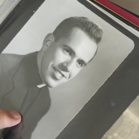 Uma foto reverenda James Kelly como jovem sacerdote.