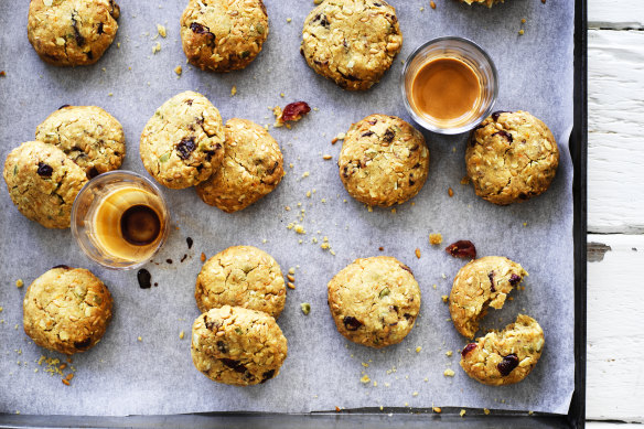 Oat and spelt biscuits with fruit and seeds.