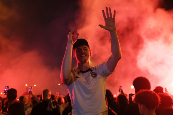 Un partisan du PSG à Paris montre le score après que le Paris Saint-Germain ait battu l'Inter Milan 5-0 en finale de la Ligue des champions de samedi soir à Munich.
