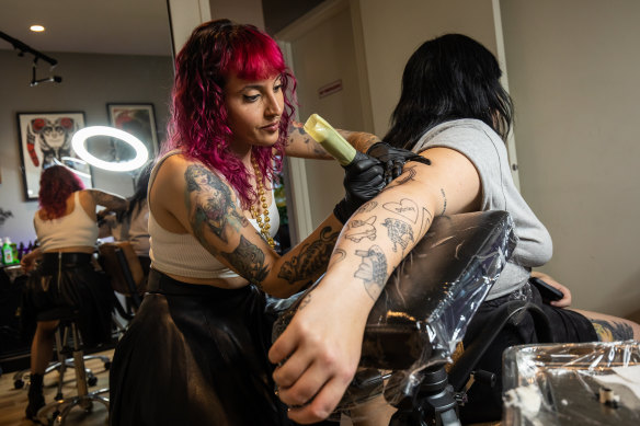 Xia tattooing Garton.