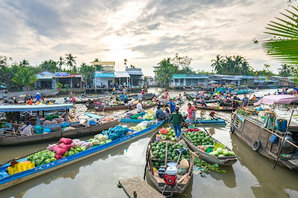 Floating market on Can Tho waterways.