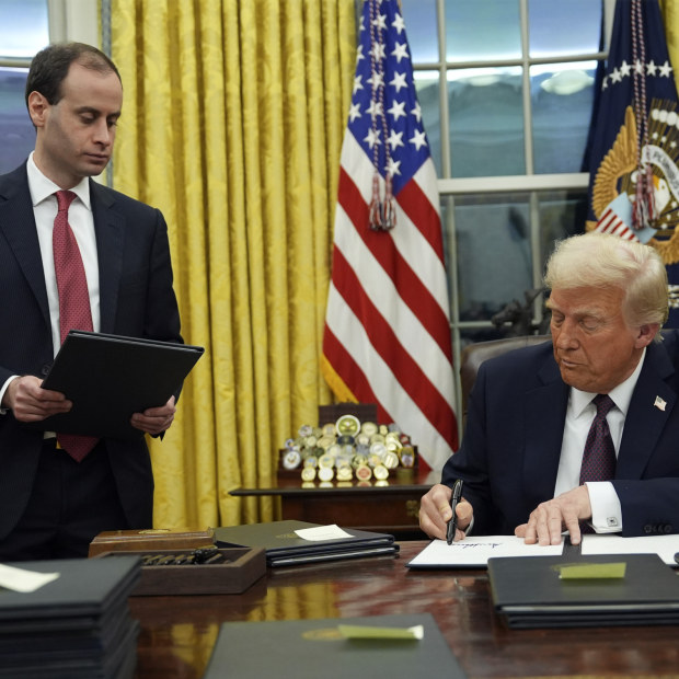 President Donald Trump signs an executive order on TikTok in the Oval Office of the White House, Monday, Jan. 20, 2025, in Washington. (AP Photo/Evan Vucci)