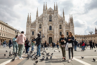 İnsanlar, İtalya'nın Milano kentindeki Dome Katedrali'nin önünden Duomo Meydanı'nda yürüyor.  Ülke artık aşı kanıtına ihtiyaç duymadan ziyaretçileri ağırlayacak.