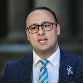 Ministro Enver Erdogan.