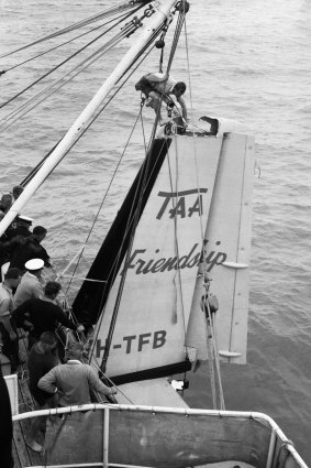 The recovery operation carried out by the HMAS Warrego