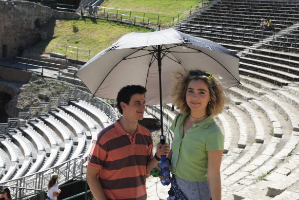 Albie (Adam DiMarco) abd Portia (Haley Lu Richardson).