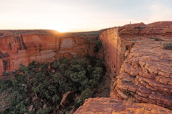 A walk along the rim of Kings
Canyon is a must when visiting the
Northern Territory.